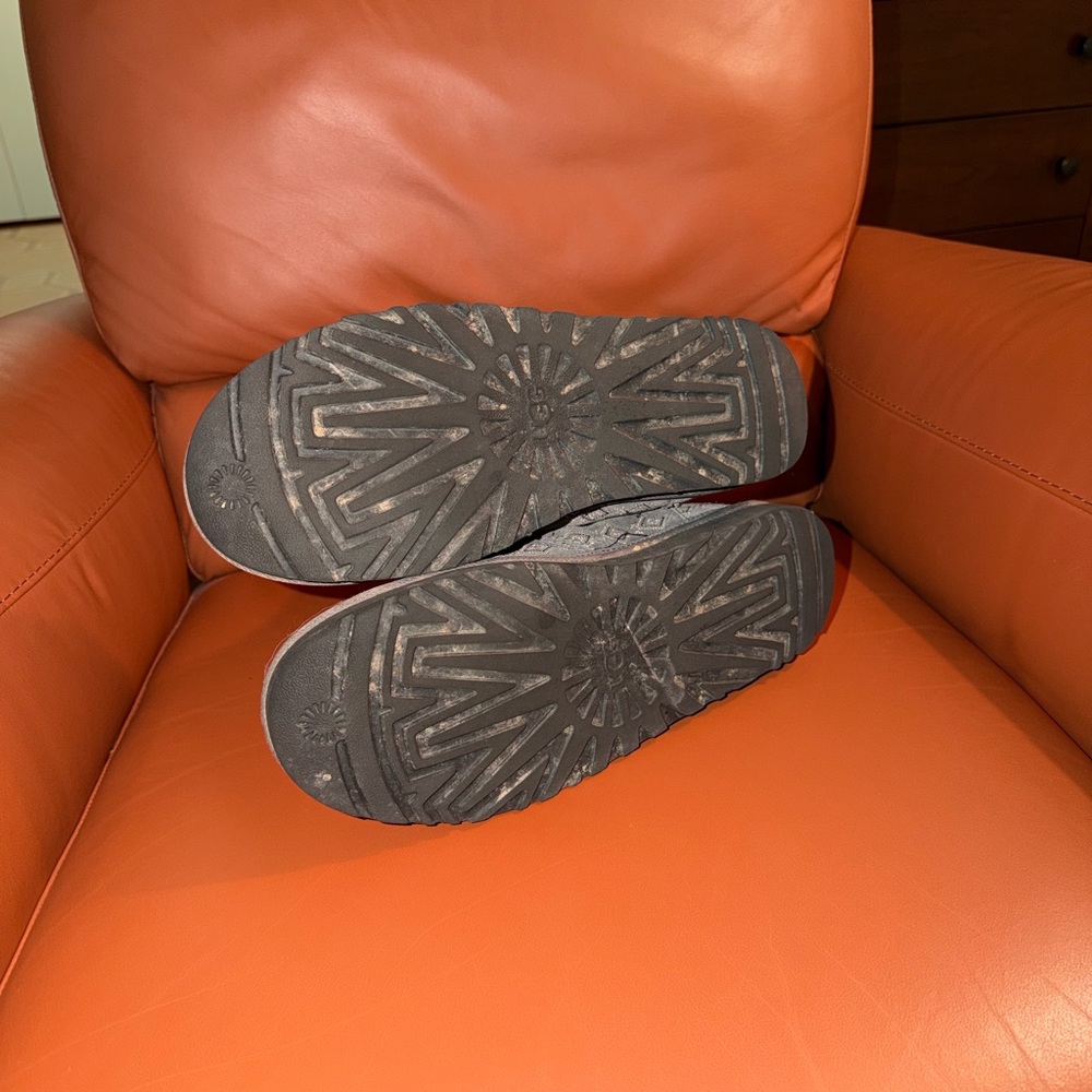 Men’s Uggs - Picture 4 of 4